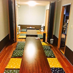【プライベート空間で特別なひととき】壁と扉で仕切られたこの空間はリラックスした雰囲気の中で楽しめます！座敷のアットホームな雰囲気でゆったりとした時間を満喫できます◎忘新年会や歓送迎会にもぴったりです！