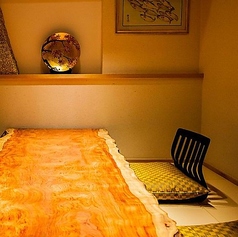 【個室】落ち着きのある、少人数様用の個室です。接待や商談はもちろん、ご家族やカップルの方にもご利用いただけます。お履物を脱いで、畳の感触をお楽しみください。収容人数：6名＊お席の指定はできませんのでご希望がある場合はお電話もしくはリクエスト予約にて別途ご連絡ください。