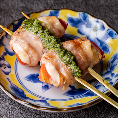 トマトとモッツァレラの豚巻き串 ~バジルソース~