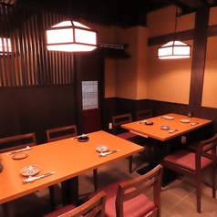 温かみを醸し出してる店内のテーブルは、ゆったりとした配置になっており、友人同士や家族での食事に最適。柔らかな照明が心地よい空間を演出し、リラックスした時間をお楽しみいただけます。アットホームな雰囲気の中で、心温まる食事をぜひお楽しみください。