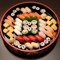 【仕出料理】新鮮なネタを厳選し、職人が心を込めて握ったお寿司は、どなたにも喜ばれる一品です。大切な法事などの会食の場におすすめです。ご家族や親しい方々との心温まるひとときを、当店のお寿司と共にお過ごしください。