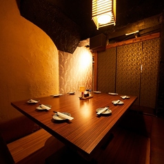 10名様までの中人数までご利用できる個室席！スタイリッシュな和空間のため幅広いシーンに合わせてご活用いただけます。