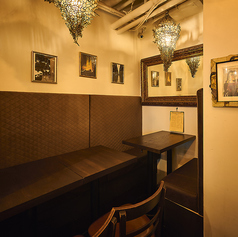 シャンデリア煌くリュクスなテーブル席では上質なお酒と本場スペイン料理をご堪能下さい。※個室はありません。個室ご希望の方は、「バル エスパーニャ・カルネ」へ