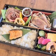 【ご予約おもてなし蕎麦付き弁当】プレミアム御膳葡萄牛ローストビーフ、銀鮭ゆうあん焼き、太打ち鴨そば