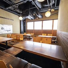 大人数の宴会もおまかせ！広々とした個室は最大60名まで対応でき、会社宴会や歓送迎会、同窓会にもぴったりです。三ノ宮でみんな一緒にお得に飲んで、思いきり盛り上がるなら高架下市場へ♪