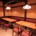 落ち着いた雰囲気を大切にしたデザインで、温かみのある空間を演出しています。広いテーブル席が配置されてますので、友人や家族との食事に最適です。柔らかな照明が心地よい雰囲気を作り出します。背もたれのある席で、くつろぎながらお食事を楽しむことができます。