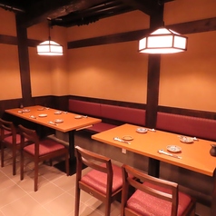 落ち着いた雰囲気を大切にしたデザインで、温かみのある空間を演出しています。広いテーブル席が配置されてますので、友人や家族との食事に最適です。柔らかな照明が心地よい雰囲気を作り出します。背もたれのある席で、くつろぎながらお食事を楽しむことができます。