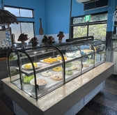 食べ放題のサラダやデザートはガラスの冷蔵ショウケースに清潔、安全に保管されており、食べ放題コース、ビュッフェコースをご注文いただいたお客様はこの中のサラダやデザートをご自由にお取りいただけます。