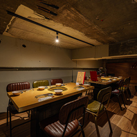 ロフト席やテーブル席で和気あいあいとお楽しみください