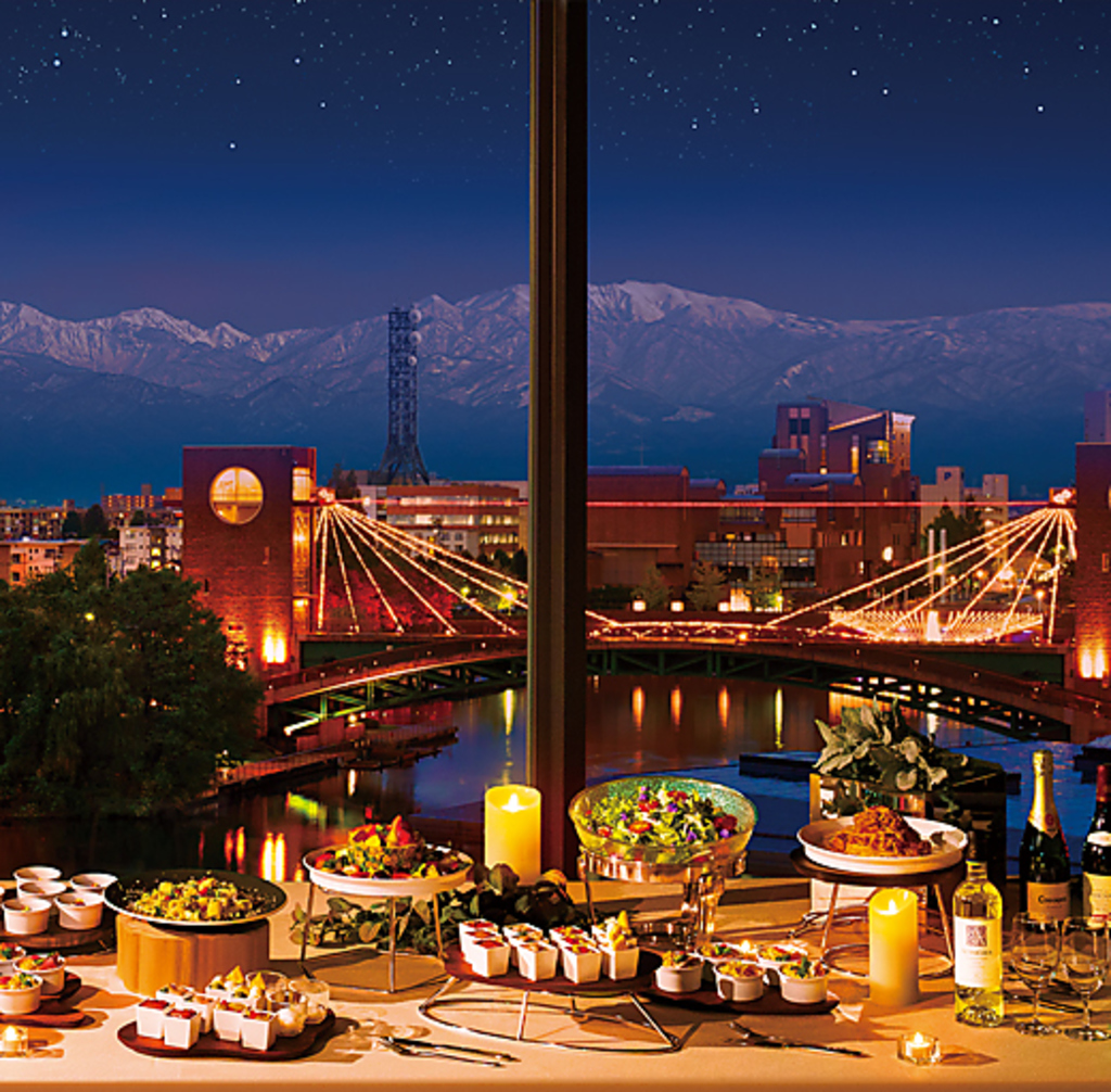 環水公園、富山市街の美しい夜景、店内のアート作品に囲まれた上質なパーティーを。