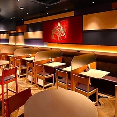 ボックス型に仕切られたプライベート空間で、落ち着くひと時をご提供。周囲の目を気にせず、友人や大切な人との会話を楽しむには最適な場所です。落ち着いた雰囲気の中で、料理やビールを心ゆくまで堪能することができます。