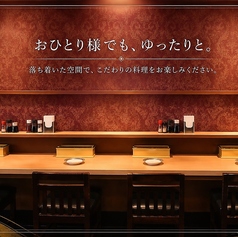 仕事帰りの一杯から記念日、デートまで幅広いシーンにおすすめです。美味しい料理とお酒を囲みながら、くつろぎの時間をお過ごしください。ゆったりと流れる時間の中で、心ほどけるひとときをお楽しみいただけます。ぜひお気軽にご利用ください。