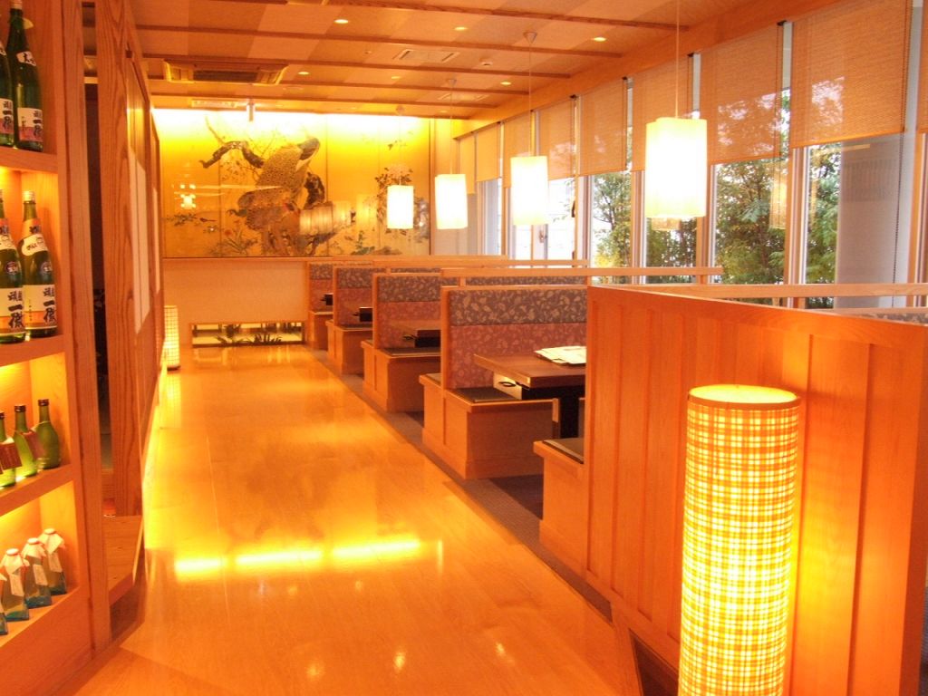 落ち着いた和の趣ある店内…接待などの一席にもぴったりです。