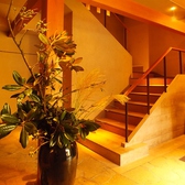 和モダンの落ち着いた店内。