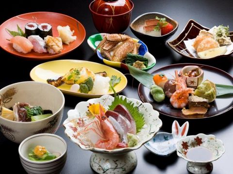 ゆっくりと金沢の味を楽しめます。新鮮な魚や加賀野菜を使った料理が自慢です。