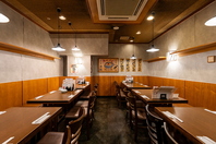 落ち着いたテーブル席