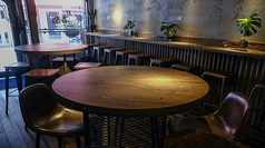 4名様でご利用いただけるテーブル席を2卓完備。テーブルや椅子はエイジングの風合いがあり、まるでテキサスのBBQショップにいるかのような雰囲気を楽しめます。広々とした丸テーブルには、豪快に焼き上げたBBQなどの料理が華やかに並び、食事がさらに楽しくなること間違いなし！仲間やご家族、女子会でのご利用に最適です。