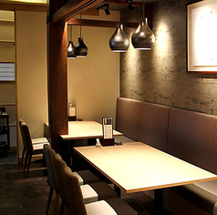 【テーブル席】少人数のグループ向けのテーブル席は、2018年にリニューアルしました。個室テーブル席やベビーカーをお持込みいただけるイス席などもございます。収容人数：6名＊お席の指定はできませんのでご希望がある場合はお電話もしくはリクエスト予約にて別途ご連絡ください。