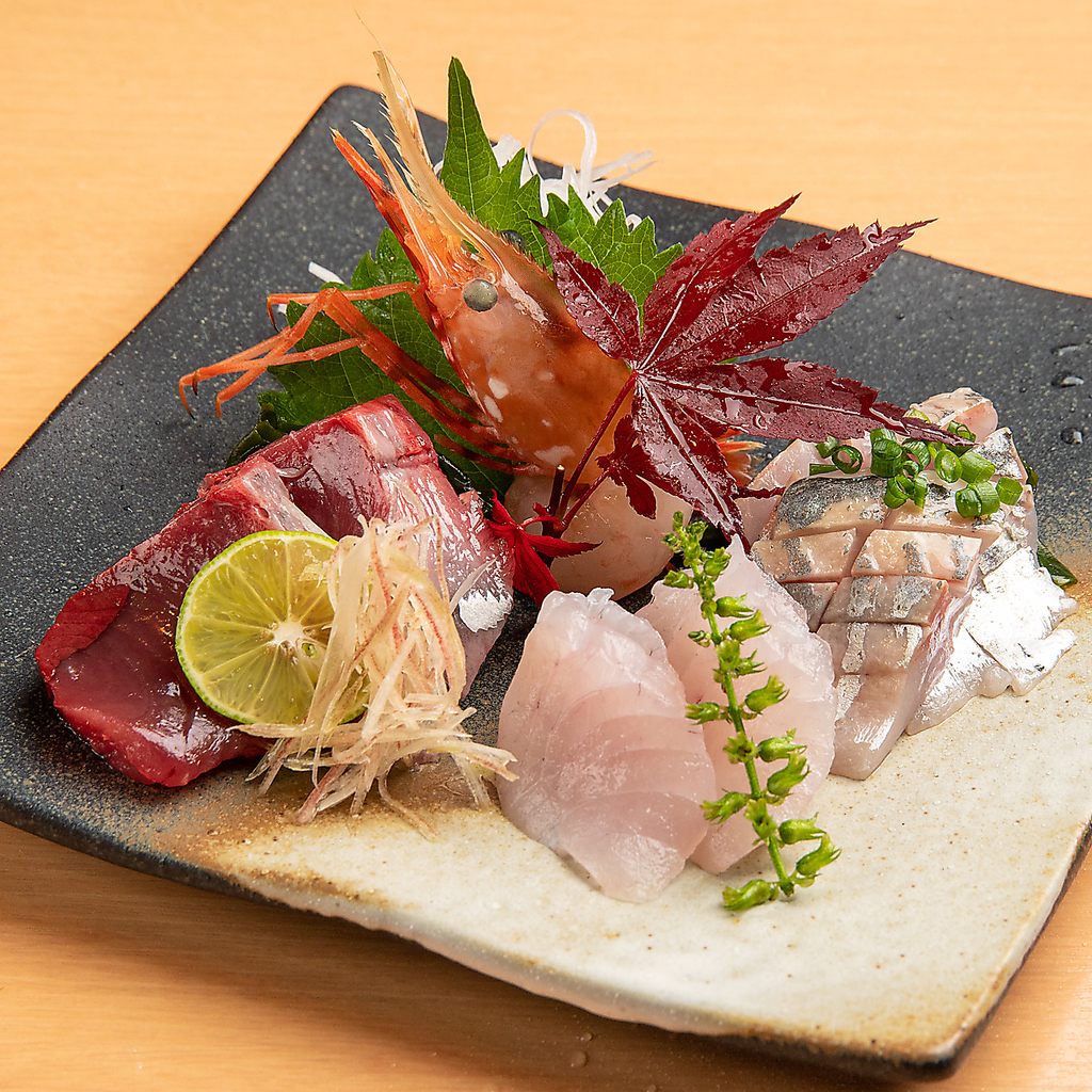 新鮮な海鮮料理も人気！おでんと合わせて贅沢な味わいを満喫できます。