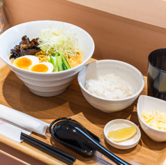 気分で選べる「濃厚味噌」と「芳醇醤油」スープの写真