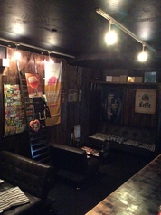 4名様席×3卓ございます。会社のお仲間や、お友達との集まりにも最適◎30種類以上の120分飲み放題コースもご用意しております。まずは、お店にお気軽にご相談くださいね!10名様以上で対応しております。おいしいお酒とお料理で楽しいパーティになること間違いなし!