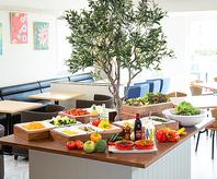 新鮮食材を贅沢に♪ランチタイムはサラダビュッフェも！