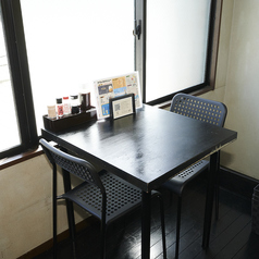 2名掛けのテーブル席はデートにもぴったり！鉄板焼きの香ばしい香りが会話を一層弾ませ二人の距離をさらに縮めます★