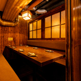 和の風情を感じる暖簾をくぐり店内へ足を踏み入れると、シンプルモダンな和の空間が広がります。木の温もりと柔らかな灯りに包まれた落ち着いた雰囲気の中で、心安らぐひと時をお過ごしください。ご宴会や会食、接待など、銀座でのさまざまなシーンに最適な空間をご用意しております。