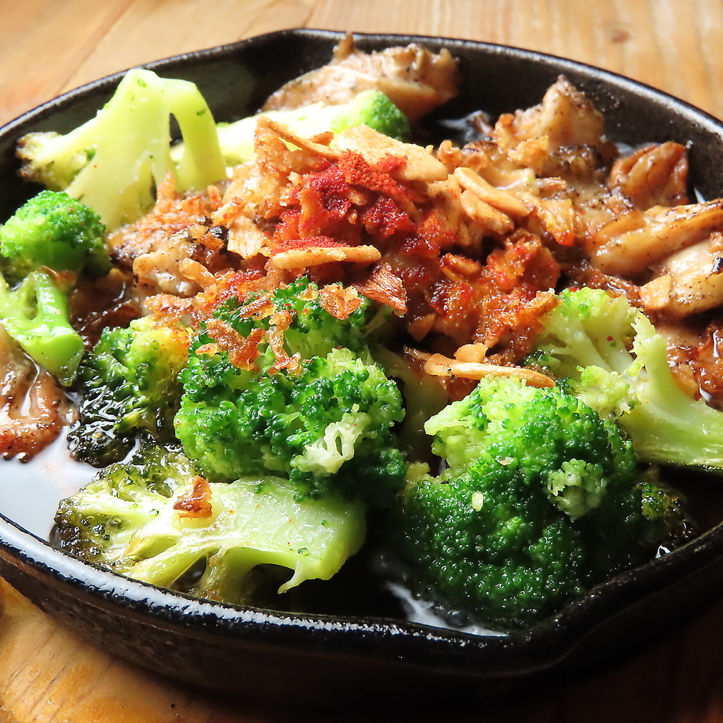 バッファローチキンやアヒージョなど、お酒と相性バッチリのアメリカンな逸品がテーブルを彩ります◎