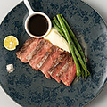 料理メニュー写真&nbsp;国産牛サーロイン肉のロティ 藻塩とすだち、赤ワインソース