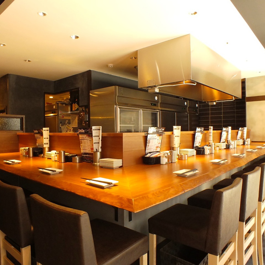 1人でゆっくり飲みたい時や、お友達との語らいにはカウンターがおすすめです♪