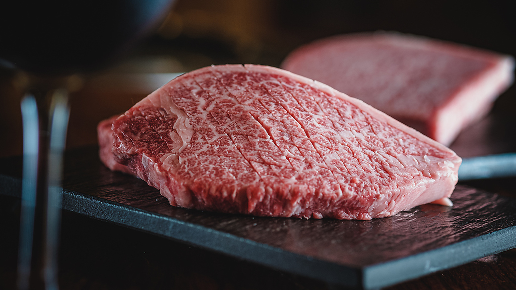 最高級サーロインリブロースをステーキで！口の中でとろけます。