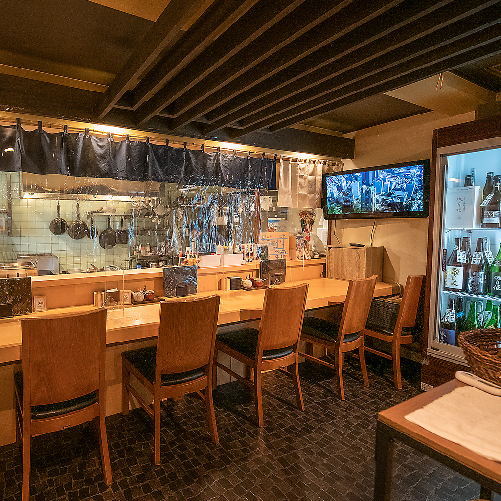 お一人様歓迎！カウンター席で気軽にしぞーかおでんと日本酒を楽しめます。