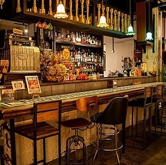 【カウンター席：6席】色とりどりのボトルが並ぶ本格的なバーカウンターは、まるで海外のダイナーのような雰囲気。バーテンダーとの会話を楽しみながら、自家製ジンジャーエールを使ったハイボールやモヒートなど、種類豊富なドリンクを味わえます。お一人様は勿論、デートやサク飲みにもぴったりな居心地の良い特等席です