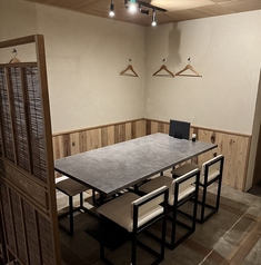 仕切られたテーブル席は周りを気にせずご利用いただけます