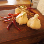 肉を引きたてるにんにく唐がらしは体によく旨い！にんにくや唐がらしに含まれた成分もとても良いです