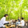 【ガーデン席】全席アウトドア席となっております！虫も少なく自然のなかでゆったりと過ごすことができます。カップルから家族までのご利用もできペットも同伴OKとなっております！