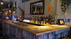 当店のカウンター席は、広々とした開放的な空間に14席をご用意しており、お仕事帰りのサク飲みやデート、記念日のお食事に最適です。また、バースデープレートもご用意できますので、特別な日をさらに特別なものにするお手伝いをいたします。お気軽にお問い合わせください。