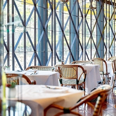 二人の時間を大切にできる、落ち着いた雰囲気の中、お食事を楽しんでいただけます。心に残る素敵なひとときをお過ごしください。