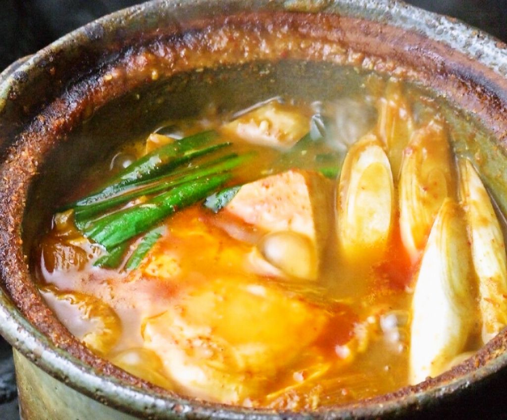 鶏肉・長ねぎ・豆腐等6種類の具材を特製辛味噌で煮込んだ鶏チゲ。辛さは入門～G級まで、なんと5段階