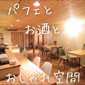 木の温もりあふれる内装カウンター席、テーブル席、BOX席を木材を基調としたあたたかく落ち着いた空間で展開。心地よい照明と調和し、リラックスした時間を提供  