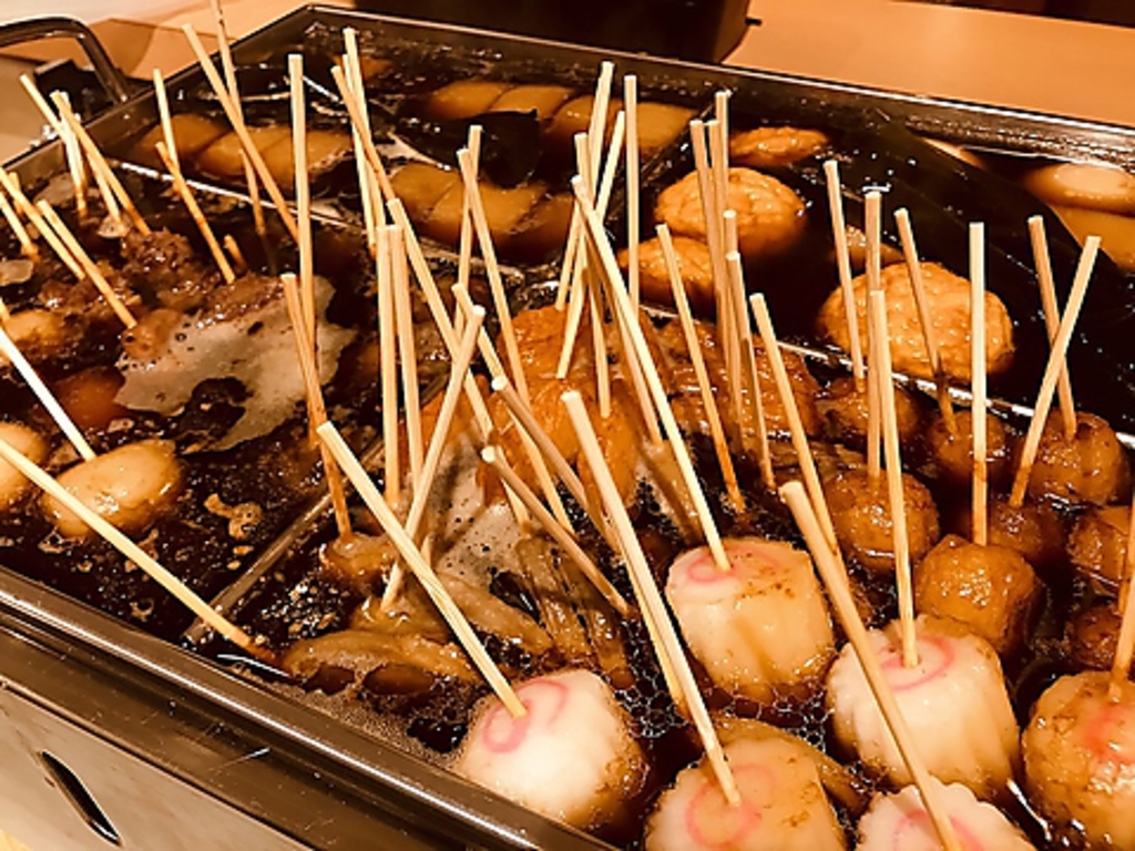 店内で丁寧に煮込むおでんは出汁が染みた自慢の逸品。香りから食欲をそそります。