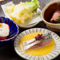 吟乃灯では、創作和食を中心に、日本酒との相性を考慮した品々をお出ししています。季節が育む旬の味覚を用い、時には「和」と「洋」を組み合わせた独創的な逸品もご用意。思わず「おっ」と驚かれるような親和性を感じていただけるはずです。