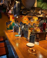 オープンキッチンのカウンター席は、一人で来ても楽しめるアットホームな空間です！気さくな店員さんとの会話を楽しんだり、お料理を作るところも見れちゃいます！