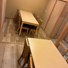 6名掛けのテーブル席が2席あります
