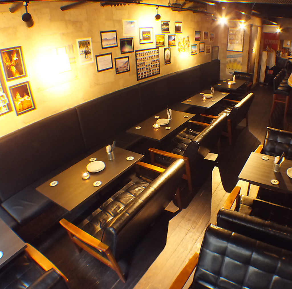 黒を基調としたオシャレな雰囲気の店内は大人女子会にピッタリ★レザーソファー席でゆっくりお寛ぎを