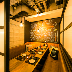個室 肉バルVS魚バル デザインフードマーケット 新橋店の特集写真