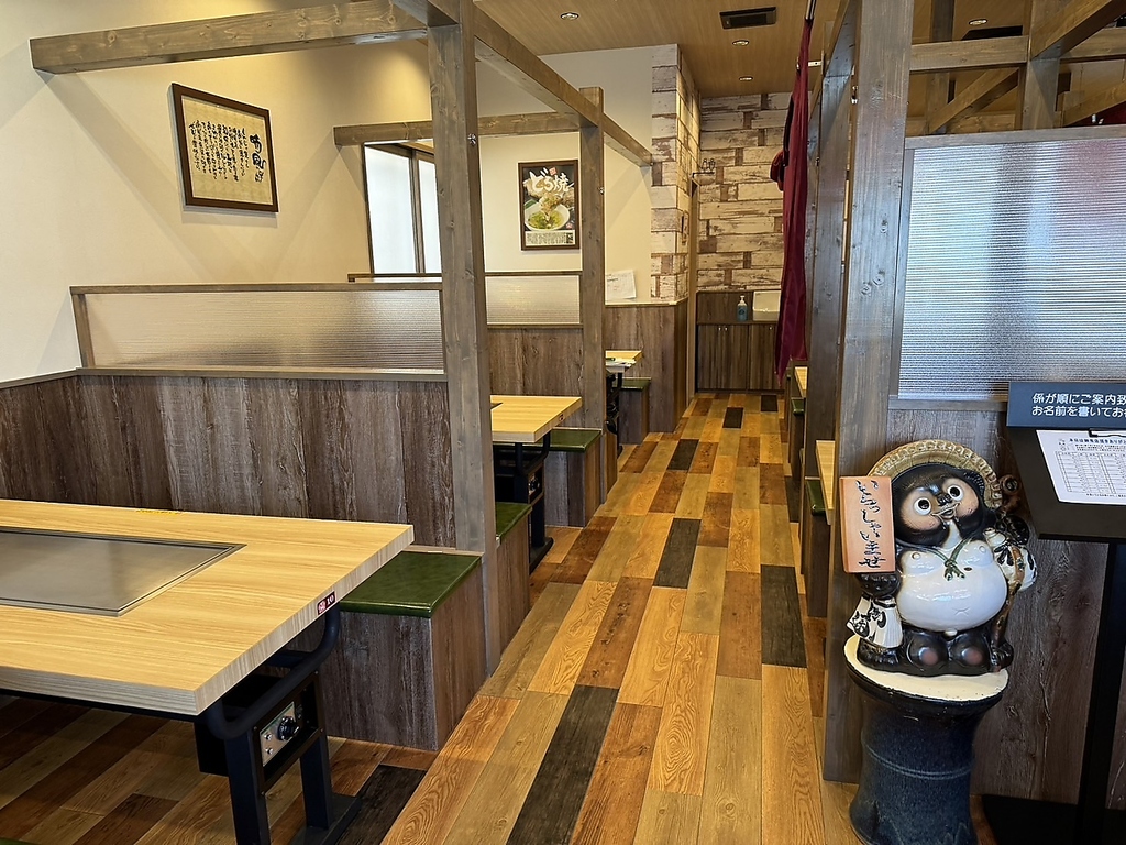 仕切りがあって隣の席が気にならない作りになってます！楽しい会話とアツアツのお料理で素敵な時間を