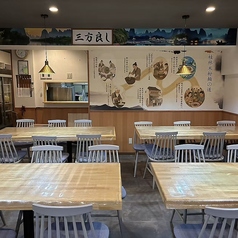 木のぬくもりを感じるテーブルと、壁一面に描かれた美しい桂林の風景画が、まるで異国の地にいるような特別な雰囲気を演出します。テーブルは柔軟に連結できますので、ご家族やご友人との集まりはもちろん、会社やサークルの大人数での宴会やパーティーにも最適です☆