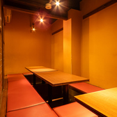 【足を伸ばしてくつろげる全席掘りごたつ】当店の設備で一番のこだわりは、なんといっても全席掘りごたつであること!靴を脱いでリラックスできる和の空間は、仕事終わりの疲れた体に染み渡る心地よさです。少人数でのサク飲みから大人数でのご宴会まで、どなた様でもゆったりとくつろぎながらお酒を楽しめます!